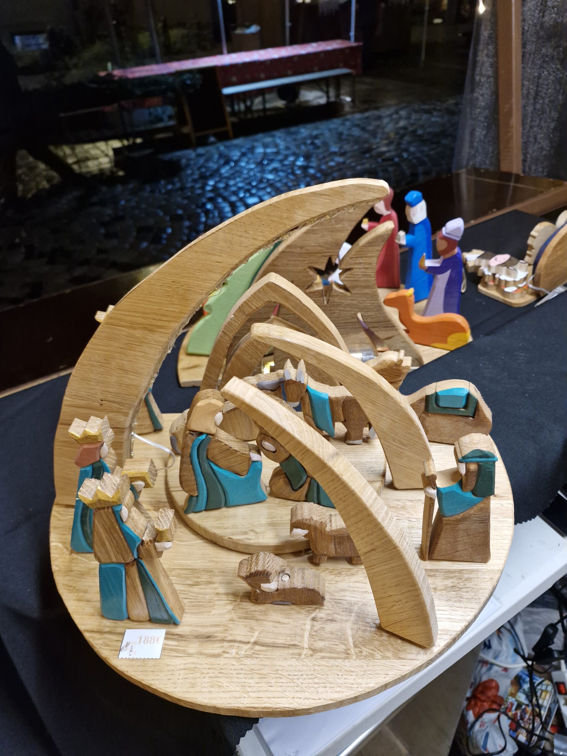 Crèche de Noël moderne en chêne artisanale avec LED USB – Image 11
