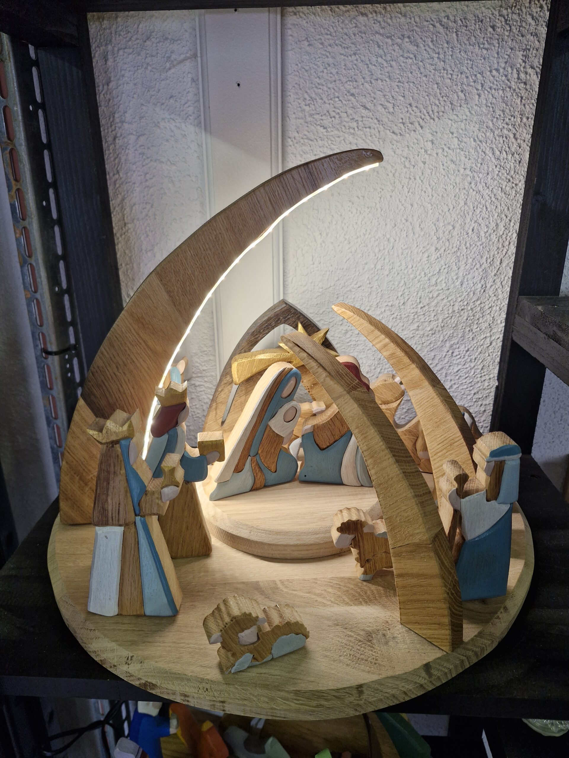 Crèche de Noël moderne en chêne artisanale avec LED USB – Image 12