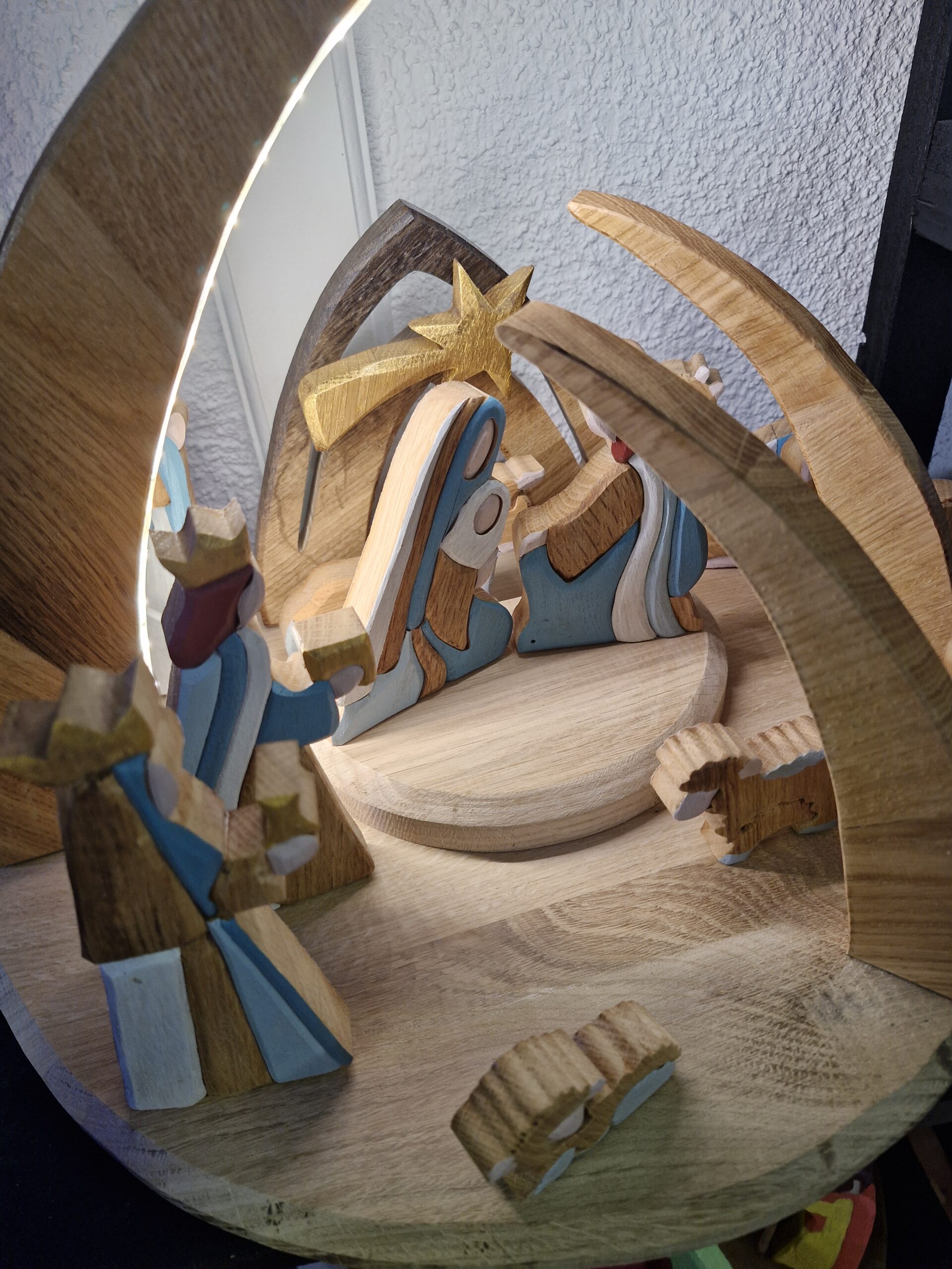 Crèche de Noël moderne en chêne artisanale avec LED USB – Image 13