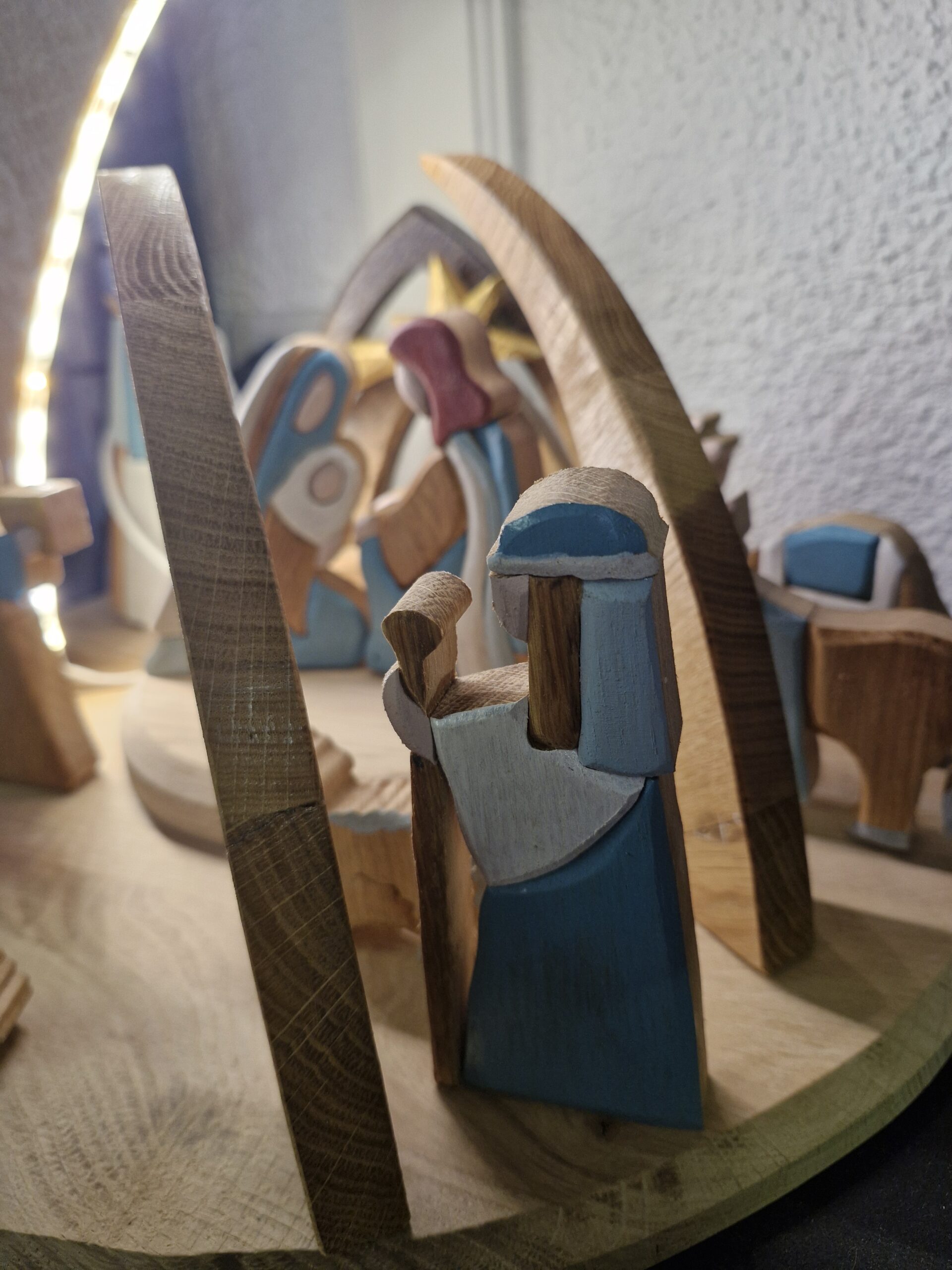 Crèche de Noël moderne en chêne artisanale avec LED USB – Image 14