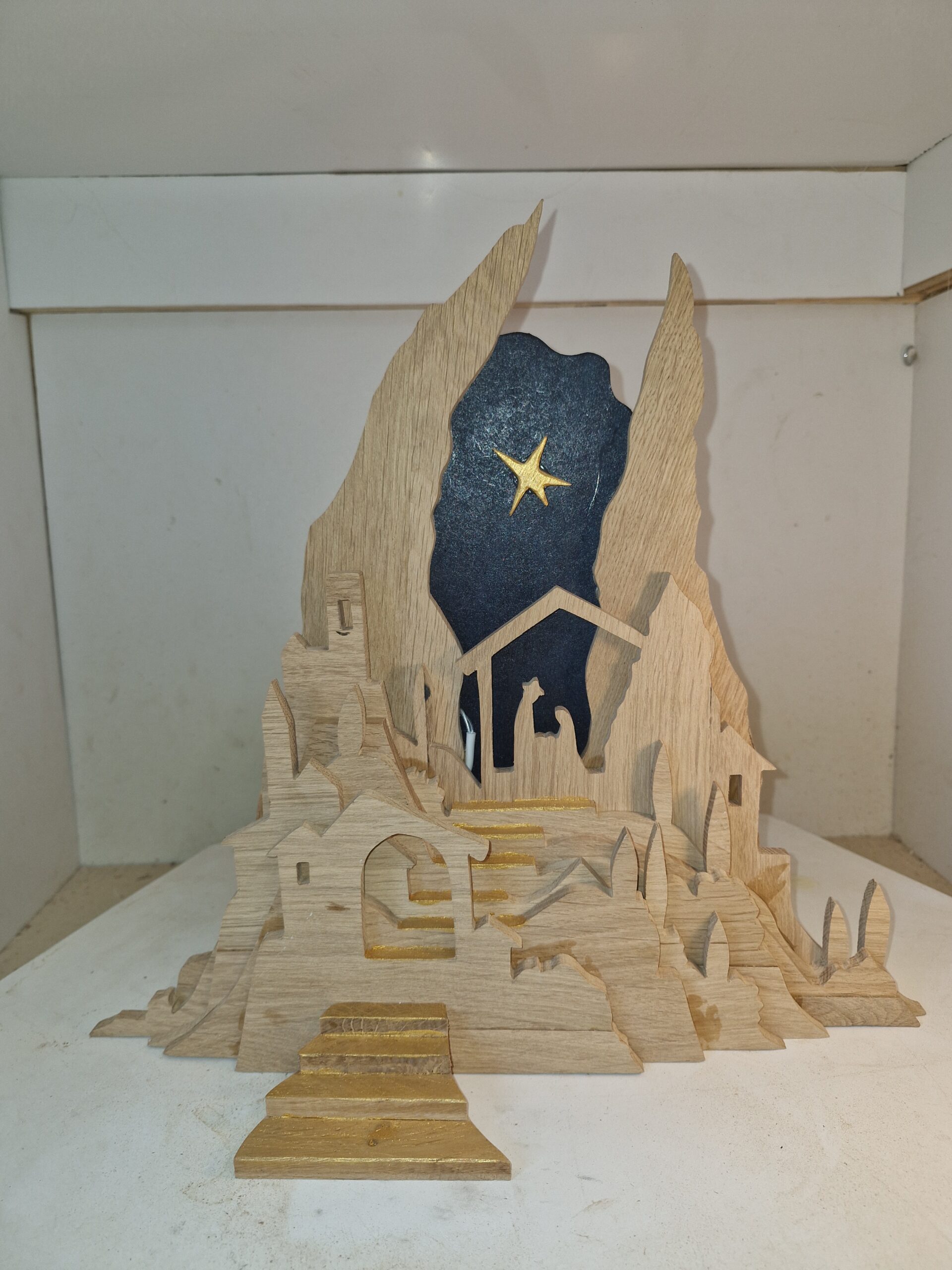 Crèche de Noël moderne multicouche 2D en chêne – Image 17