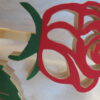 Rose ajourée en bois de sapin avec peinture rouge sur la rose et les feuilles en vert. Le tout coller sur une planche en chêne. Ajout du mots MAMAN découpée sur du chêne, accompagnée d'une bougie chauffe plat et son pot.