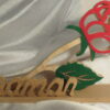 Rose ajourée en bois de sapin avec peinture rouge sur la rose et les feuilles en vert. Le tout coller sur une planche en chêne. Ajout du mots MAMAN découpée sur du chêne, accompagnée d'une bougie chauffe plat et son pot.