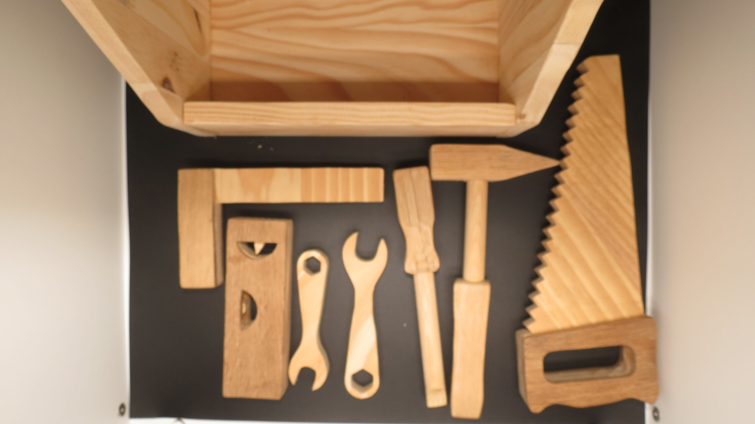Boîte à outils en bois pour enfant – 7 outils + caisse de transport – Image 7